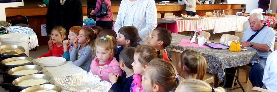 Hier het ‘n paar kleuters van De Kleine Gansies gaan kyk hoe word pannekoek gebak, maar eersdaags gaan hulle oë rek vir veel Groter Dinge by Gansbaai Gholfklub. (Argieffoto: Gansbaai Courant)